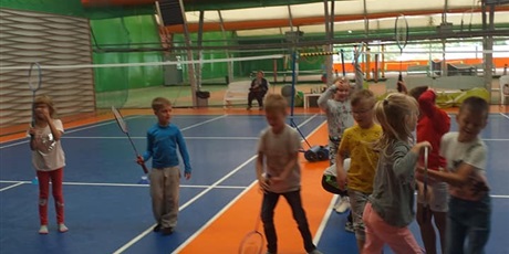 Klasa II B uczestniczyła dziś w treningu grupowym gry w badmintona