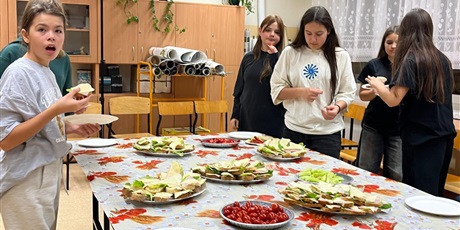 Powiększ grafikę: nocowanie-w-szkole-650590.jpg