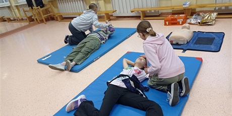 Powiększ grafikę: pierwsza-pomoc-przedmedyczna-bezpieczenstwo-przede-wszystkim-658992.jpg