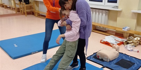 Powiększ grafikę: pierwsza-pomoc-przedmedyczna-bezpieczenstwo-przede-wszystkim-658997.jpg