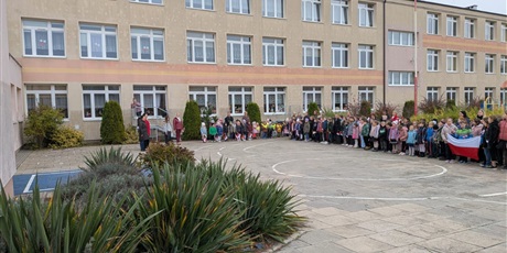 Powiększ grafikę: symboliczna-godzina-11-11-656650.jpg